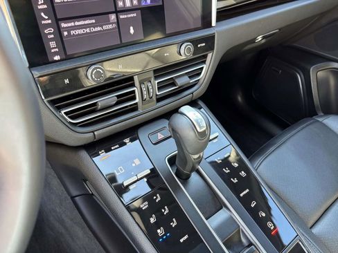 Certified 2025 Porsche Macan image 32