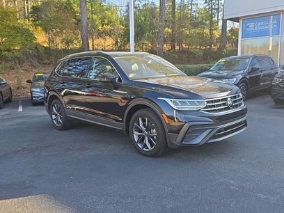 Used 2022 Volkswagen Tiguan SE w/ Panoramic Sunroof Package