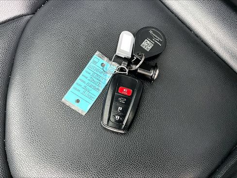 Used 2022 Toyota Highlander XLE FWD image 15