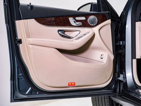 Used 2018 Mercedes-Benz GLC 300 4MATIC image 26