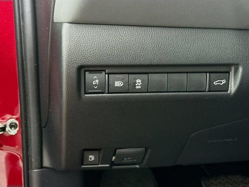 Used 2024 Toyota Venza LE AWD/4WD image 10
