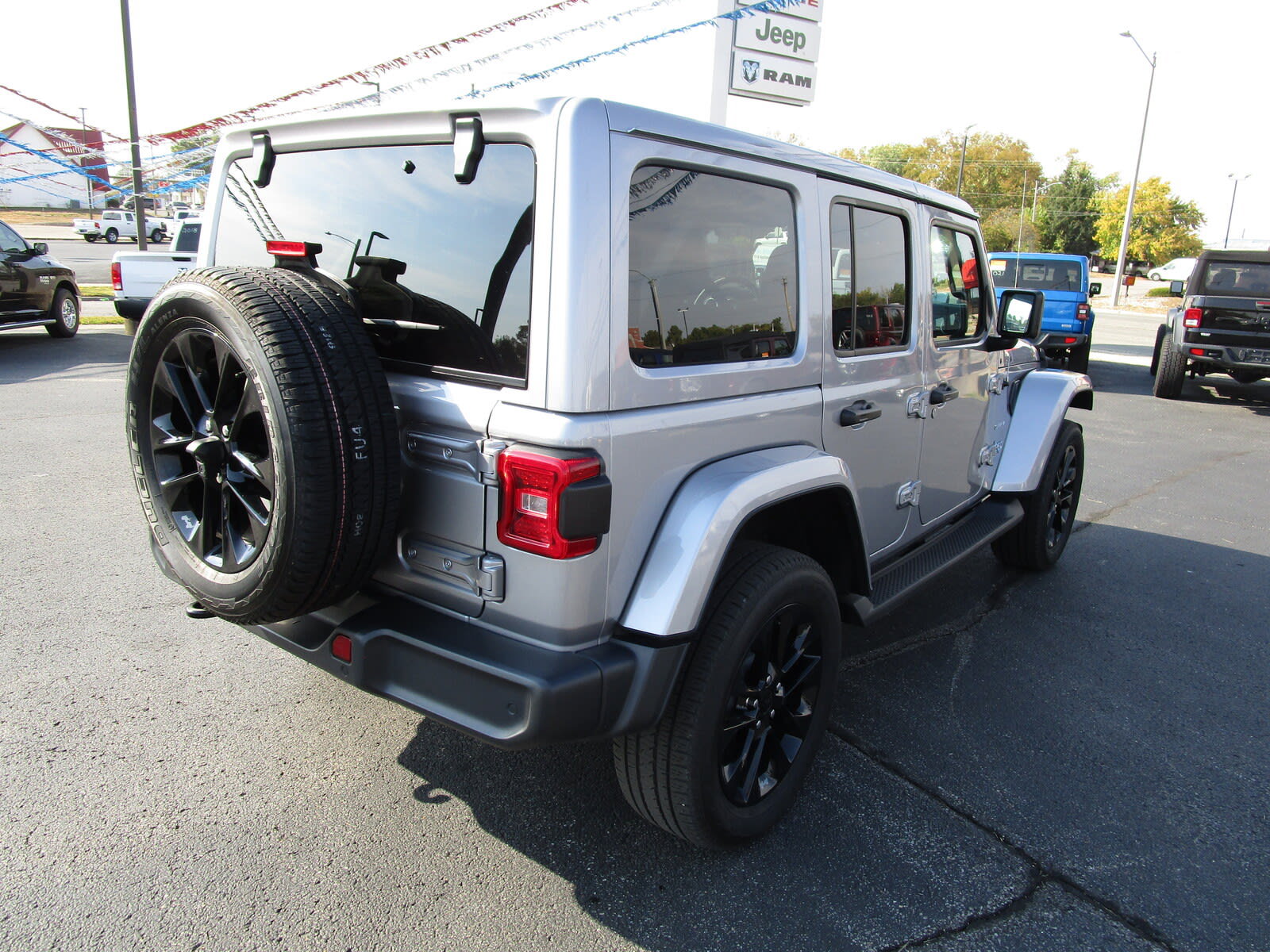 Used 2021 Jeep Wrangler Unlimited Sahara w/ Cold Weather Group AWD/4WD image 8