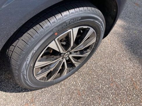 Used 2023 Volvo XC60 B5 Core image 16