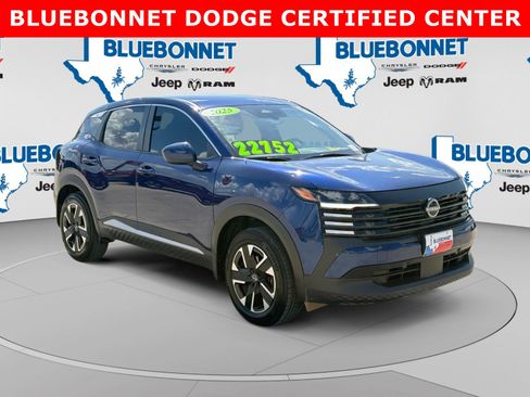 Used 2025 Nissan Kicks SV AWD/4WD image 3