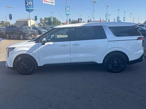 Used 2025 Kia Carnival FWD image 2