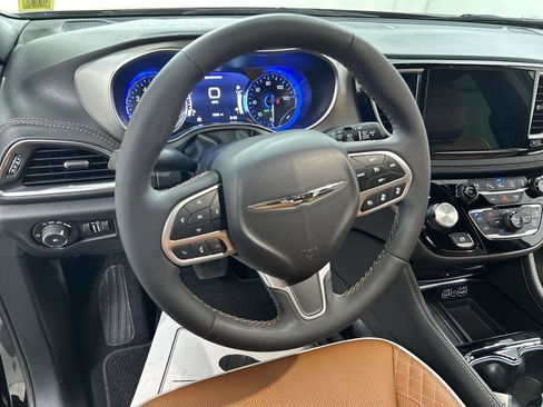 Used 2024 Chrysler Pacifica Pinnacle AWD/4WD image 4