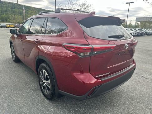 Used 2022 Toyota Highlander XLE AWD/4WD image 3