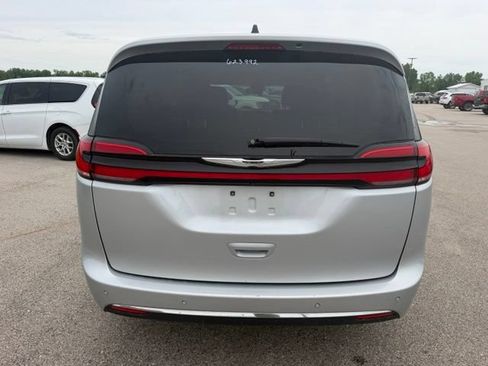 Used 2023 Chrysler Pacifica Touring-L FWD image 10