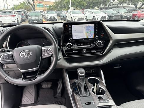Used 2021 Toyota Highlander Limited FWD image 18