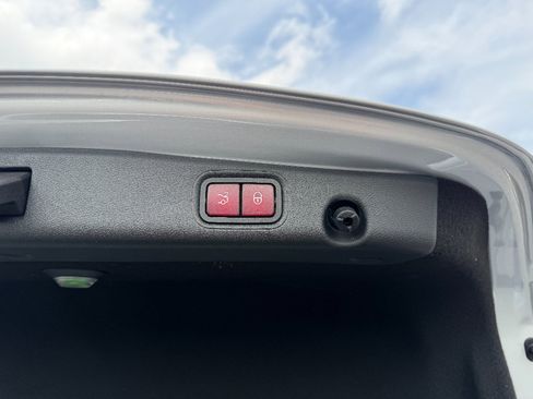 Used 2019 Mercedes-Benz E 300 4MATIC image 13