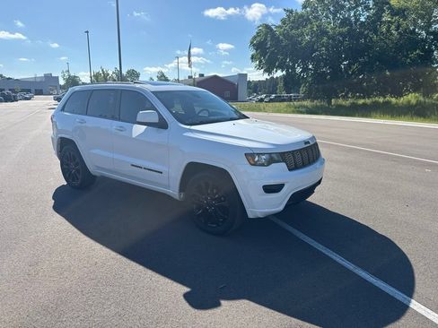 Used 2020 Jeep Grand Cherokee Altitude AWD/4WD image 3