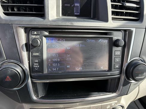 Used 2013 Toyota Highlander SE image 28