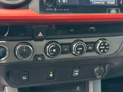 Used 2017 Toyota Tacoma TRD Sport AWD/4WD image 16