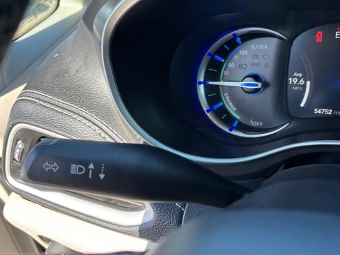 Used 2024 Chrysler Pacifica Limited FWD image 25