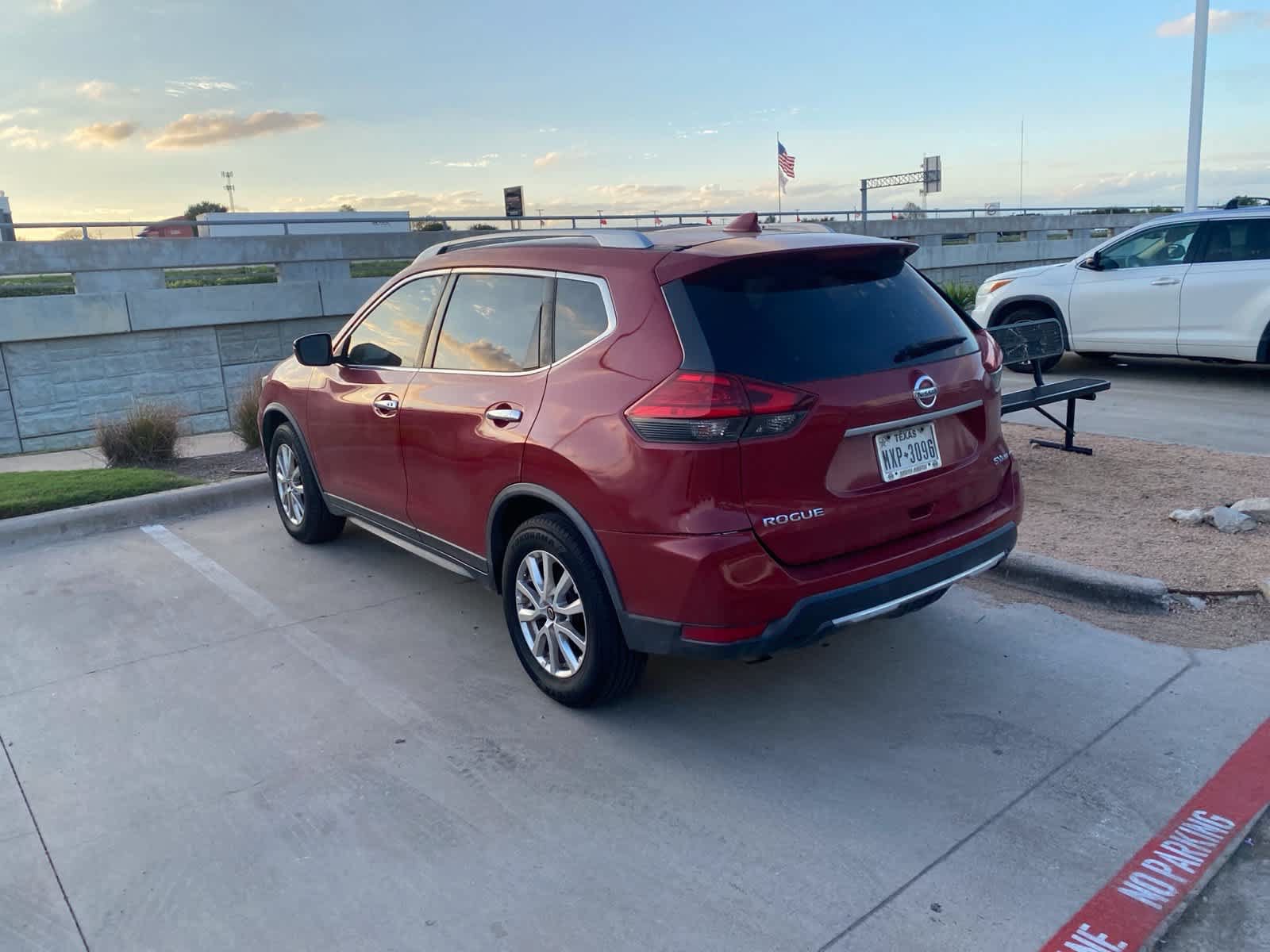 Used 2017 Nissan Rogue SV AWD/4WD image 9