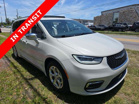 Used 2021 Chrysler Pacifica Limited w/ Uconnect Theater Family Group FWD image 3