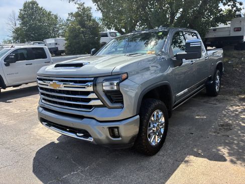 Used 2024 Chevrolet Silverado 2500 High Country w/ High Country Premium Package AWD/4WD image 3