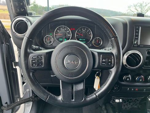 Used 2017 Jeep Wrangler Unlimited Rubicon w/ Connectivity Group image 12