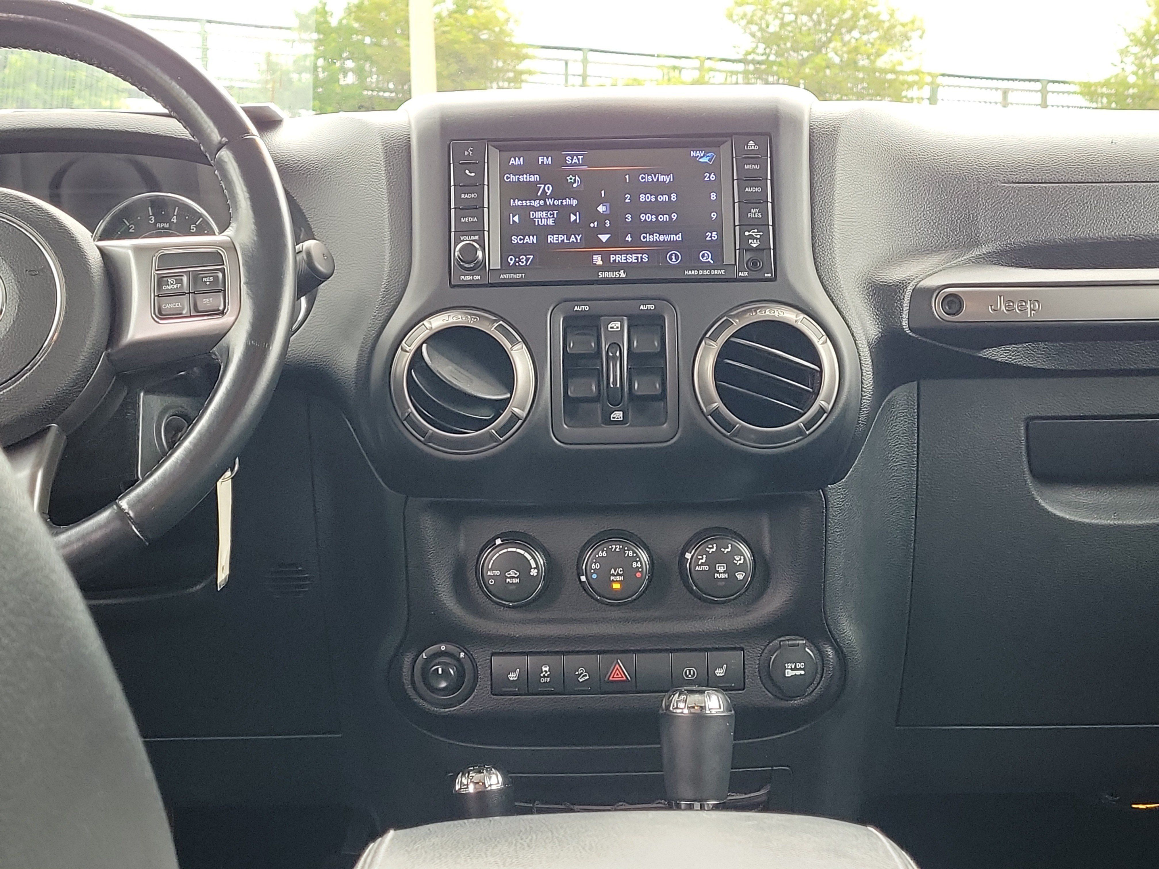 Used 2018 Jeep Wrangler Unlimited Sahara AWD/4WD image 13
