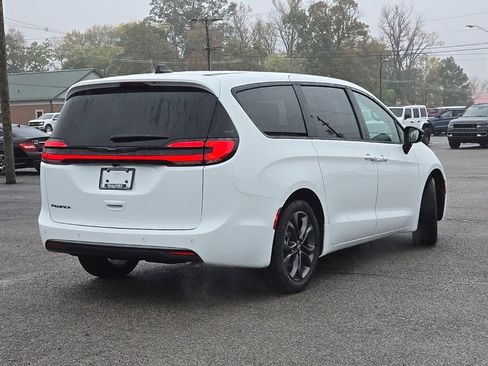 New 2026 Chrysler Pacifica Select image 7
