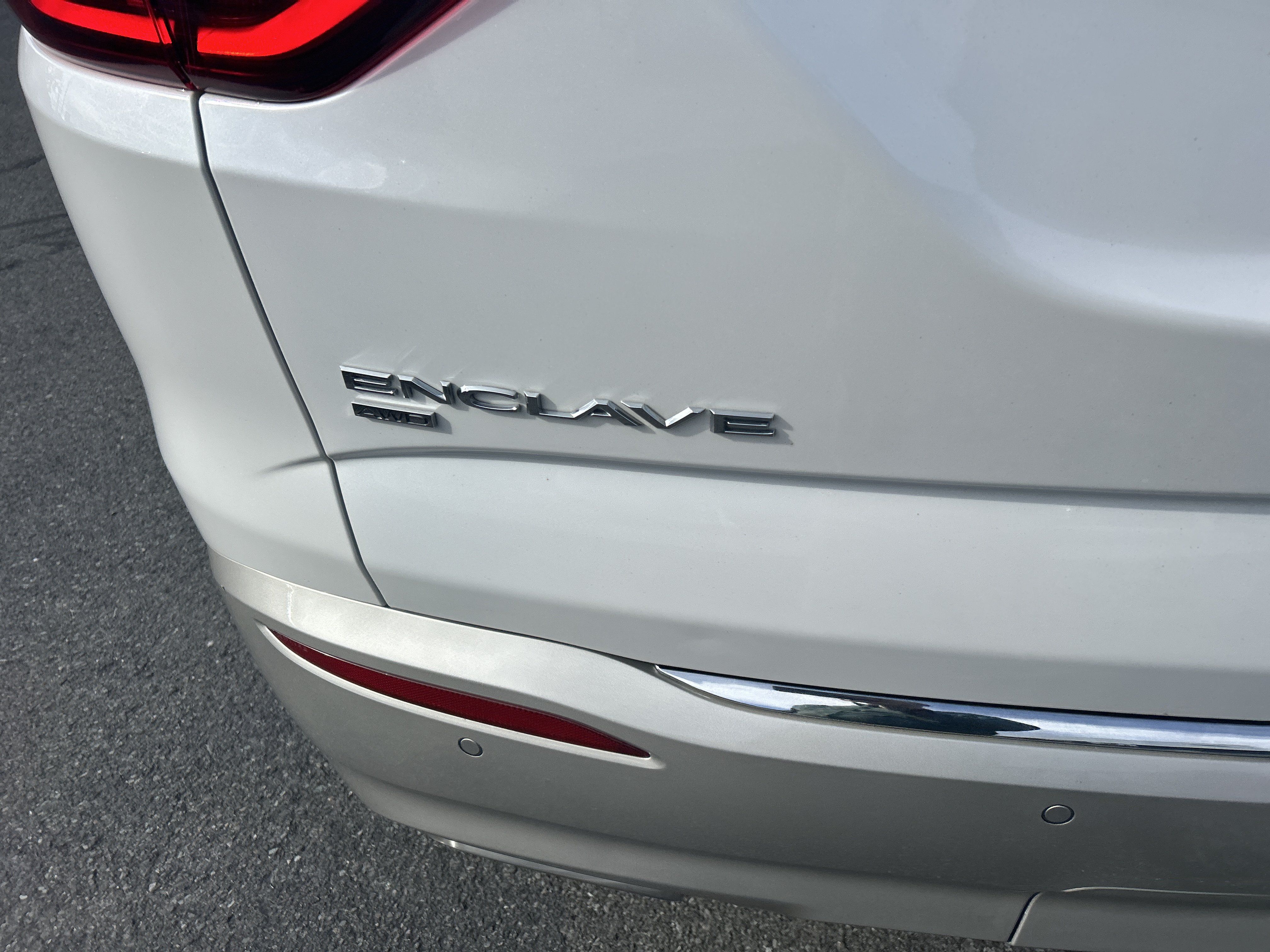 Used 2020 Buick Enclave Premium w/ Sun and Sites Package AWD/4WD image 8