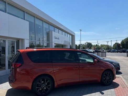 Used 2018 Chrysler Pacifica Touring-L Plus w/ Advanced Safetytec Group FWD image 7