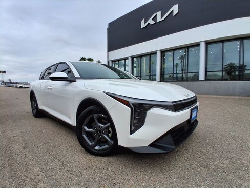 Used 2025 Kia K4 LXS image 1