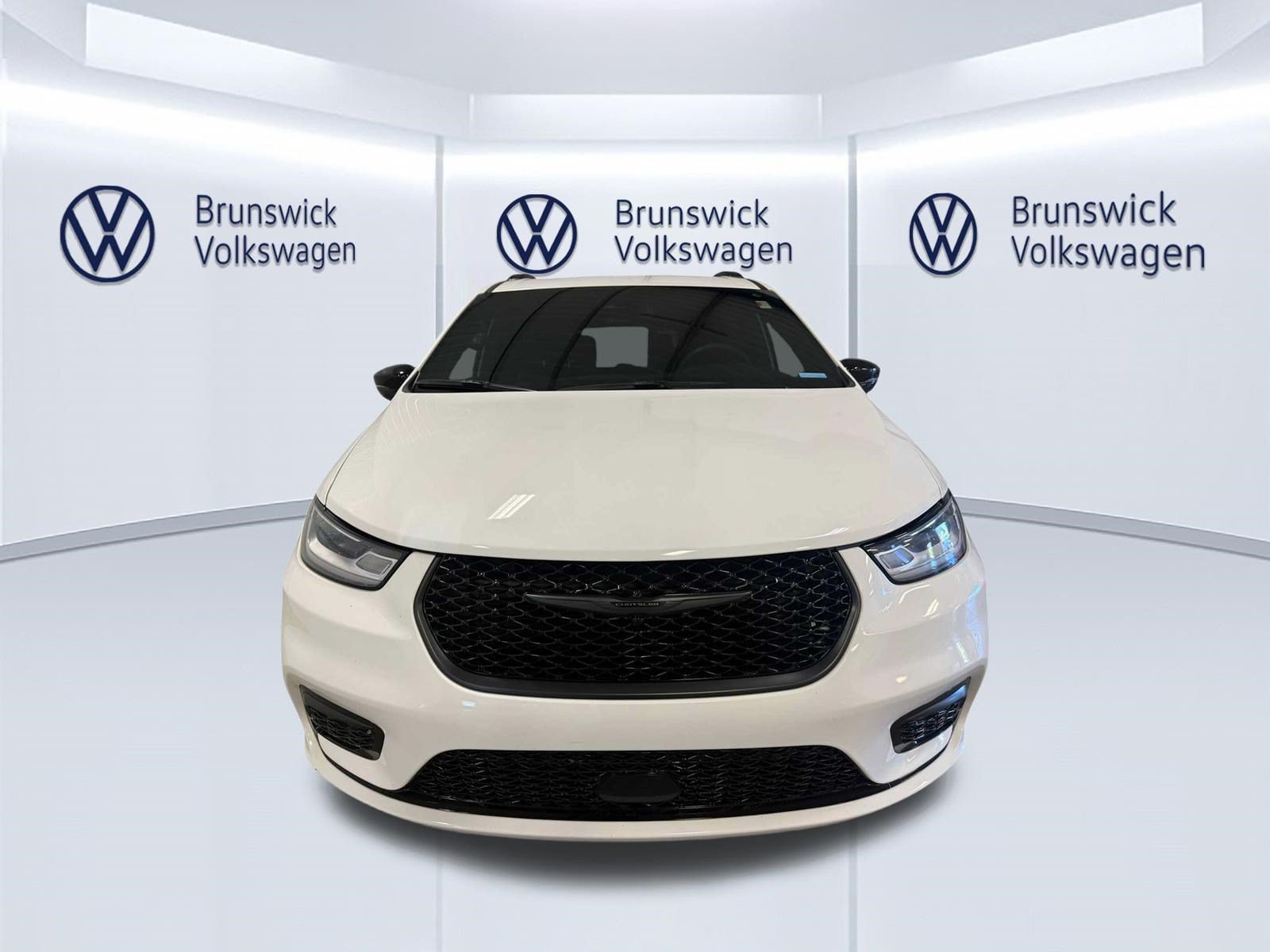 Used 2024 Chrysler Pacifica Limited w/ S Appearance Package FWD image 3