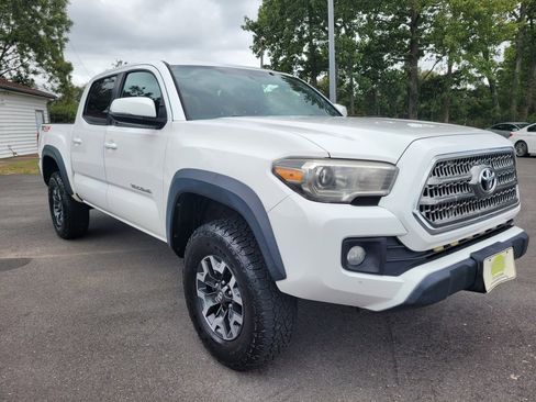 Used 2017 Toyota Tacoma TRD Off-Road image 3