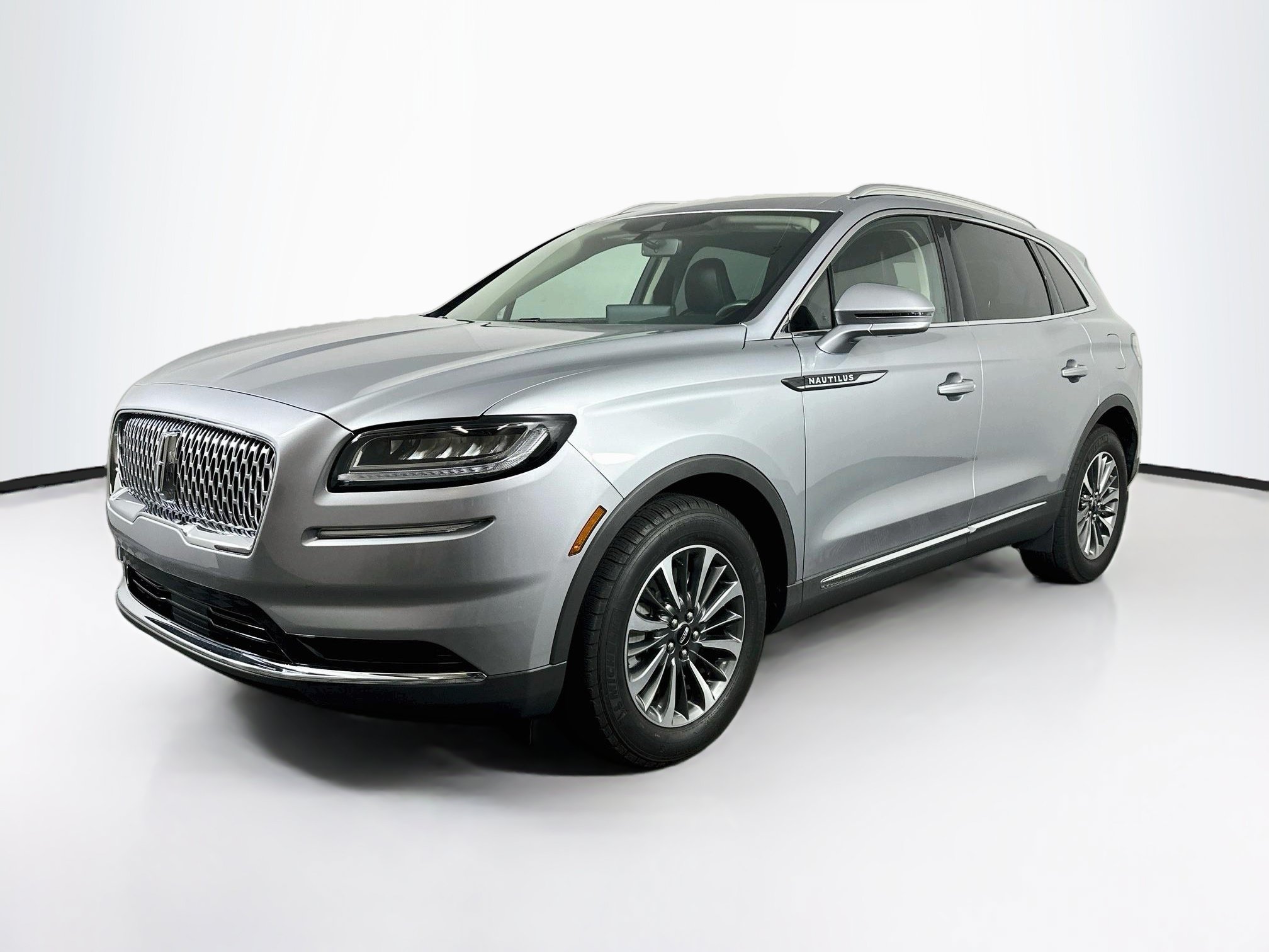 Used 2023 Lincoln Nautilus FWD w/ Premium Package image 3
