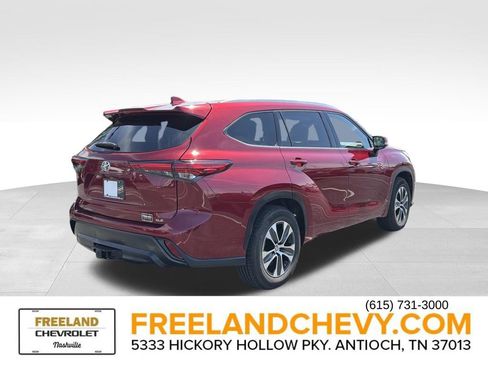 Used 2020 Toyota Highlander XLE FWD image 3
