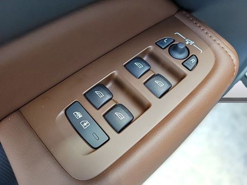 New 2024 Volvo XC60 B5 Ultimate w/ Protection Package Premier image 11