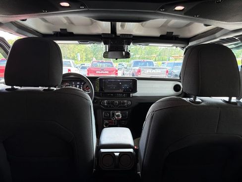 Used 2025 Jeep Wrangler Sport AWD/4WD image 17