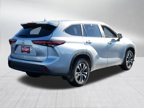 Certified 2025 Toyota Highlander XLE image 7