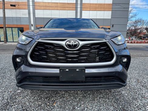 Used 2021 Toyota Highlander LE image 2