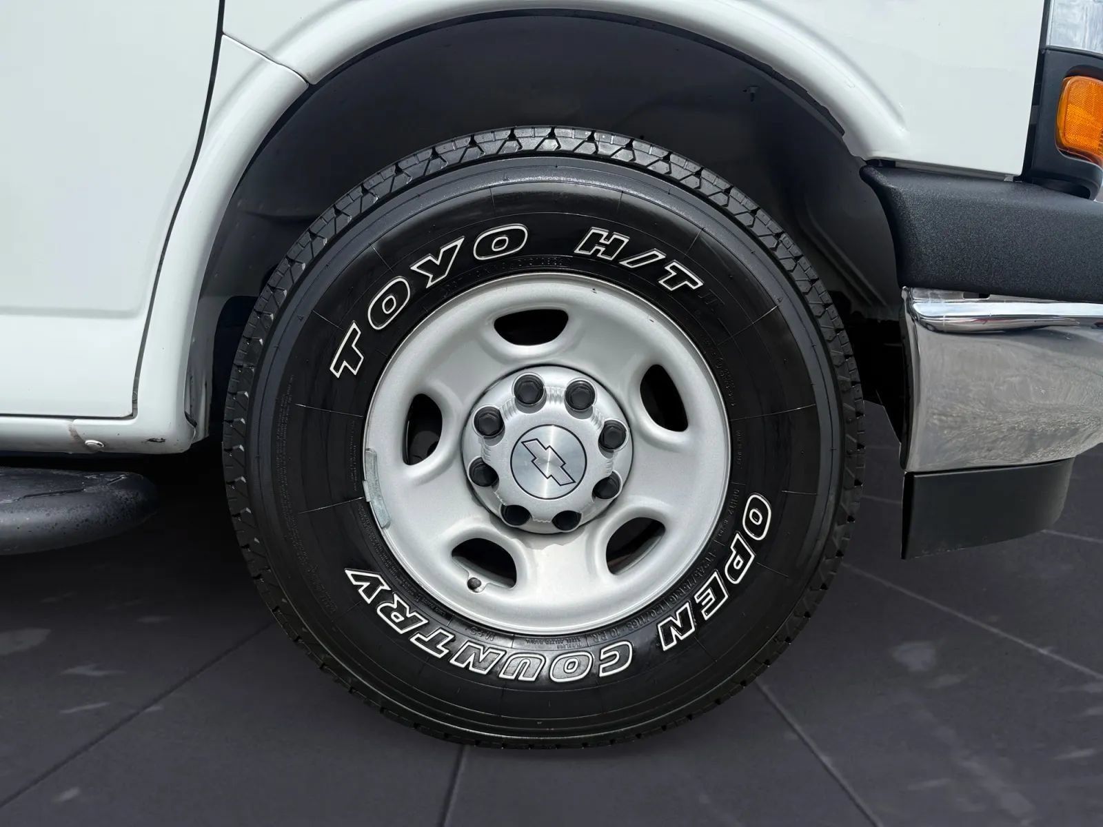 Used 2018 Chevrolet Express 2500 w/ Driver Convenience Package RWD image 30
