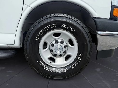 Used 2018 Chevrolet Express 2500 w/ Driver Convenience Package RWD image 30