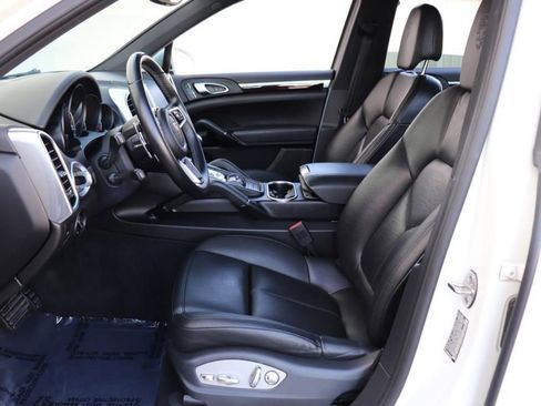 Used 2018 Porsche Cayenne Platinum Edition w/ Premium Package image 17