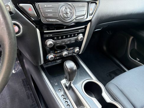 Used 2018 Nissan Pathfinder SV image 28