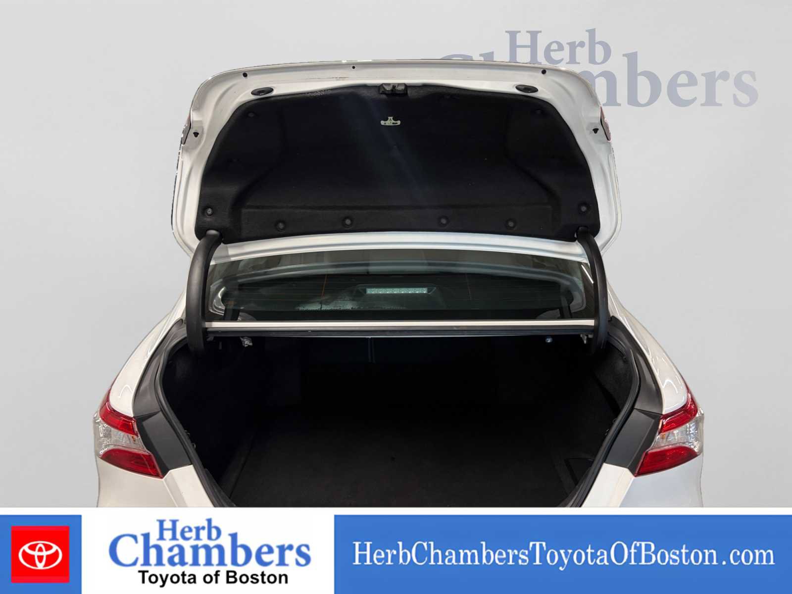 Used 2019 Toyota Camry LE FWD image 4