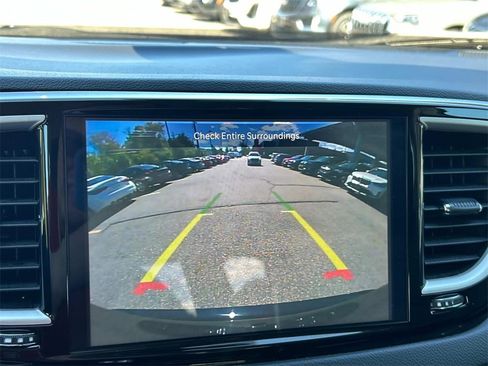 Used 2024 Chrysler Pacifica Touring-L image 33