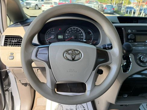 Used 2014 Toyota Sienna L FWD image 25