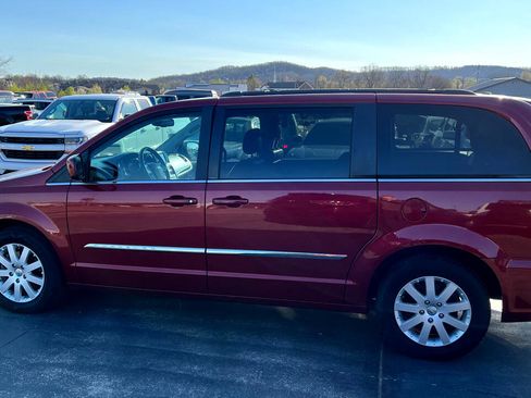 Used 2014 Chrysler Town & Country Touring image 6