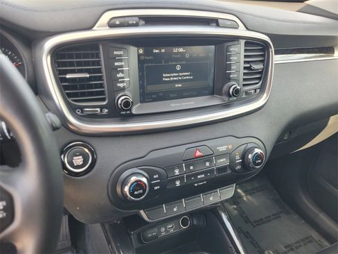Used 2017 Kia Sorento EX image 25