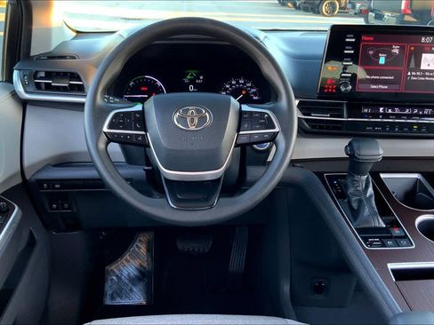 Used 2021 Toyota Sienna LE FWD image 6