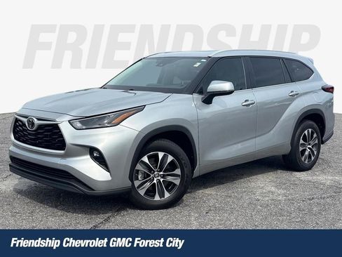 Used 2024 Toyota Highlander XLE FWD image 1