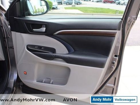 Used 2014 Toyota Highlander Limited Platinum FWD image 19