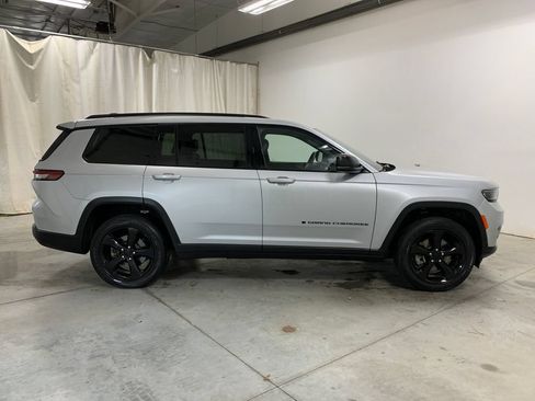Used 2023 Jeep Grand Cherokee L Altitude AWD/4WD image 28