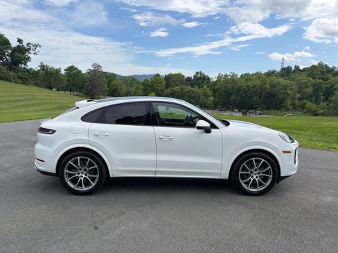 Certified 2025 Porsche Cayenne Coupe AWD/4WD image 8