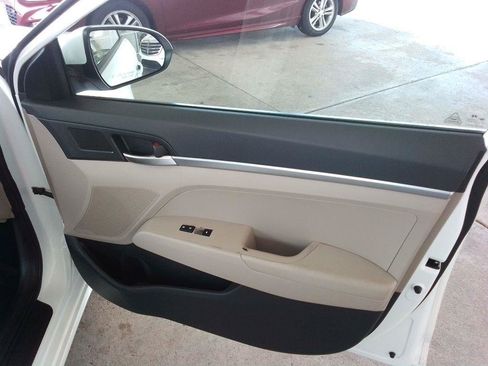 Used 2019 Hyundai Elantra SE FWD image 18